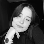 Étudiante en psychologie donne cours de soutien scolaire niveau collège